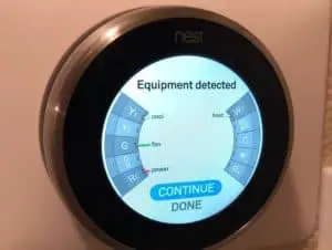 Termostato Nest mostrando la pantalla Equipo detectado