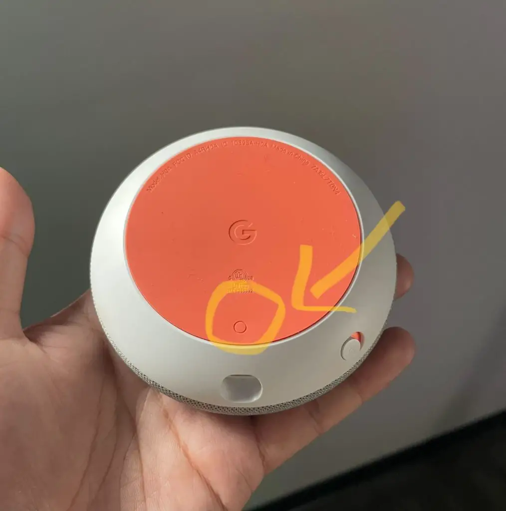 Un Google Home Mini de primera generación con el botón circular en la parte inferior